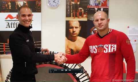 Fedor and Alexander Emelianenko met een bellicon, die ze nu gebruiken bij hun MMA training in Stary Oskol, Rusland.